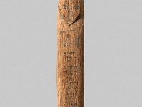 Aeg H 24  Aeg H 24, Ende der Zweiten Zwischenzeit (17./18. Dynastie), Stab-Uschebti, Sykomorenholz, H 12,1 cm, B 1,7 cm, T 1,4 cm : Bestandskatalog Ägypten, Museumsfoto: Claus Cordes